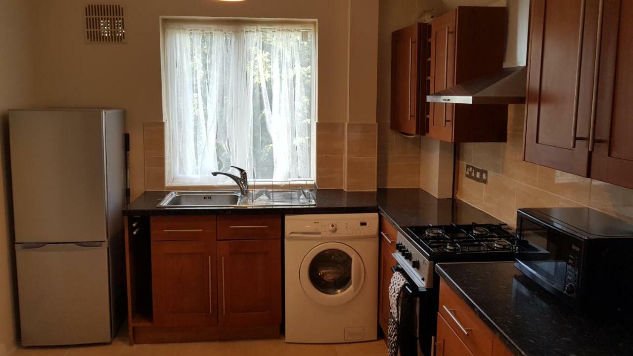 Elegant And Spacious 2 Bedroom Barnet Exterior photo